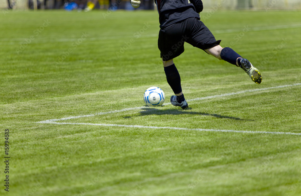 Obraz premium Football player beats on ball