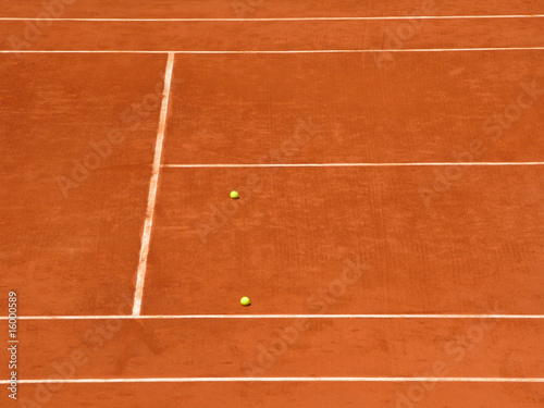 Balles de tennis sur terre battue © Emmanuelle Combaud