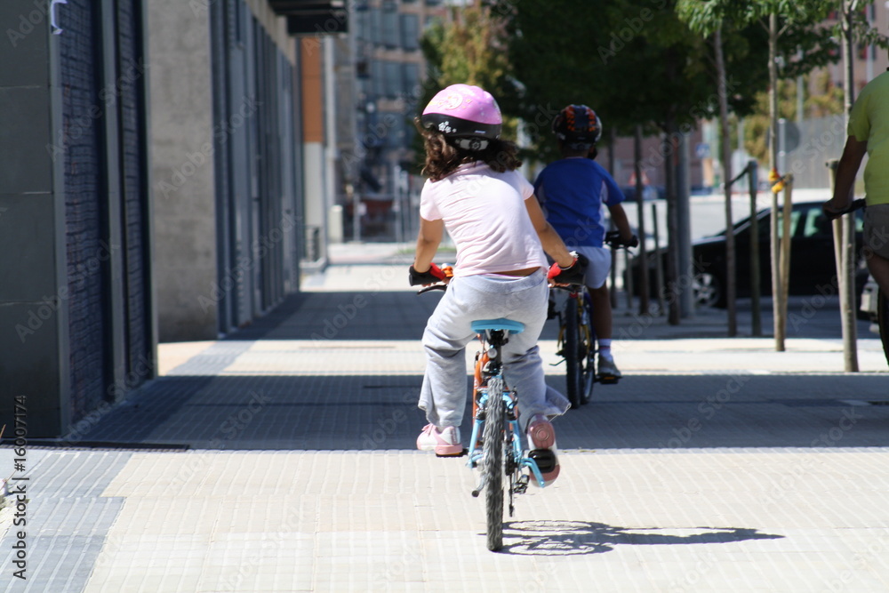 Obraz premium Niña, de rosa, andando en bici.