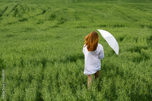 Fototapeta Naklejka Na Ścianę i Meble -  Young woman in a field.