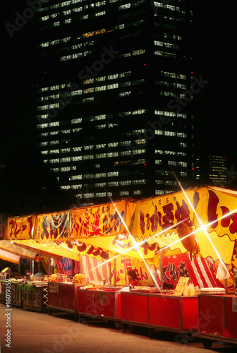 夜店と高層ビル