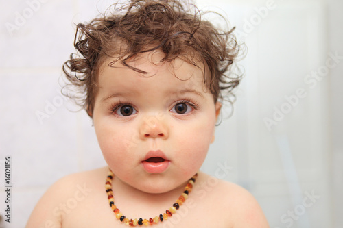 Portrait d'un bébé avec un collier d'ambre photo