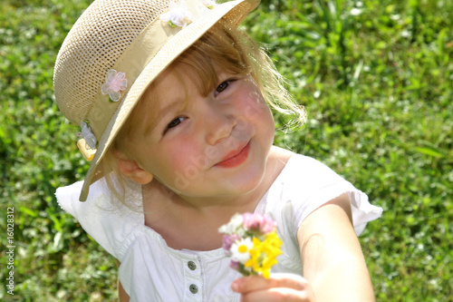 Mädchen schenkt Blumen