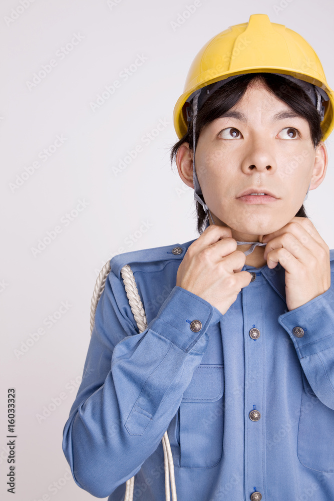 ヘルメットを被る男性 ヘルメットを被る男性
