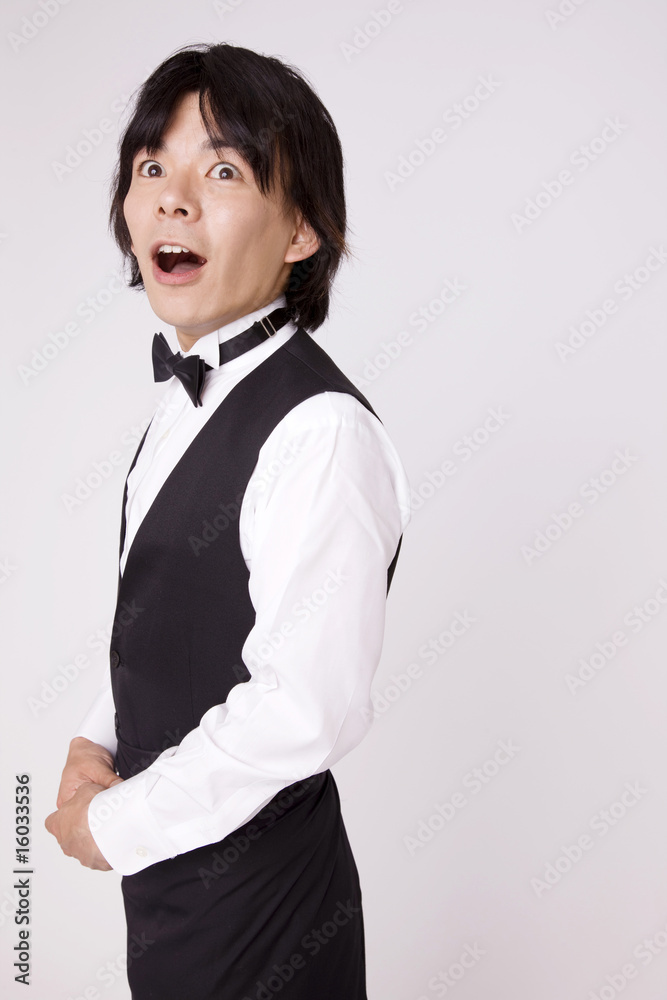 カフェでアルバイトをする男性 カフェでアルバイトをする男性