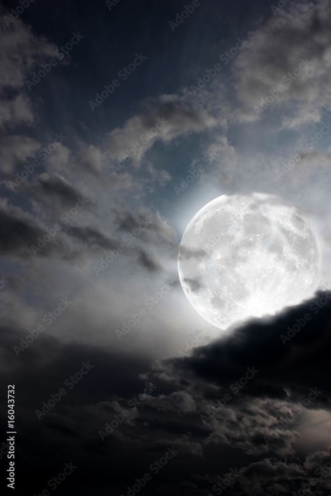 Luna piena tra le nuvole Luna piena tra le nuvole