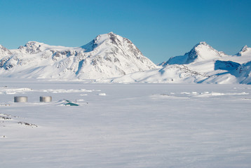 Papier peint photo Arctique Village inuit et montagnes du Groenland  © Anouk Stricher