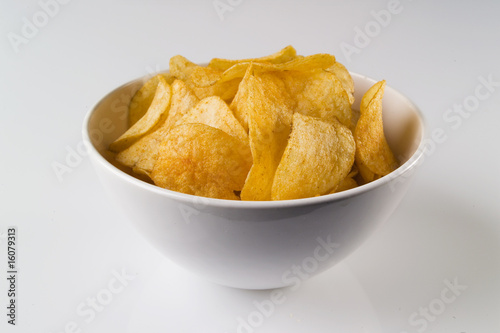 Kartoffelchips als Knabbergebäck zum Verzehr