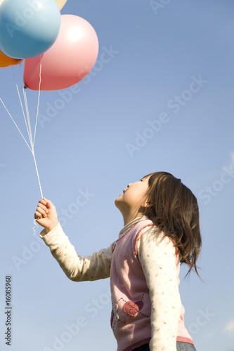 風船を持った小学生 © Paylessimages
