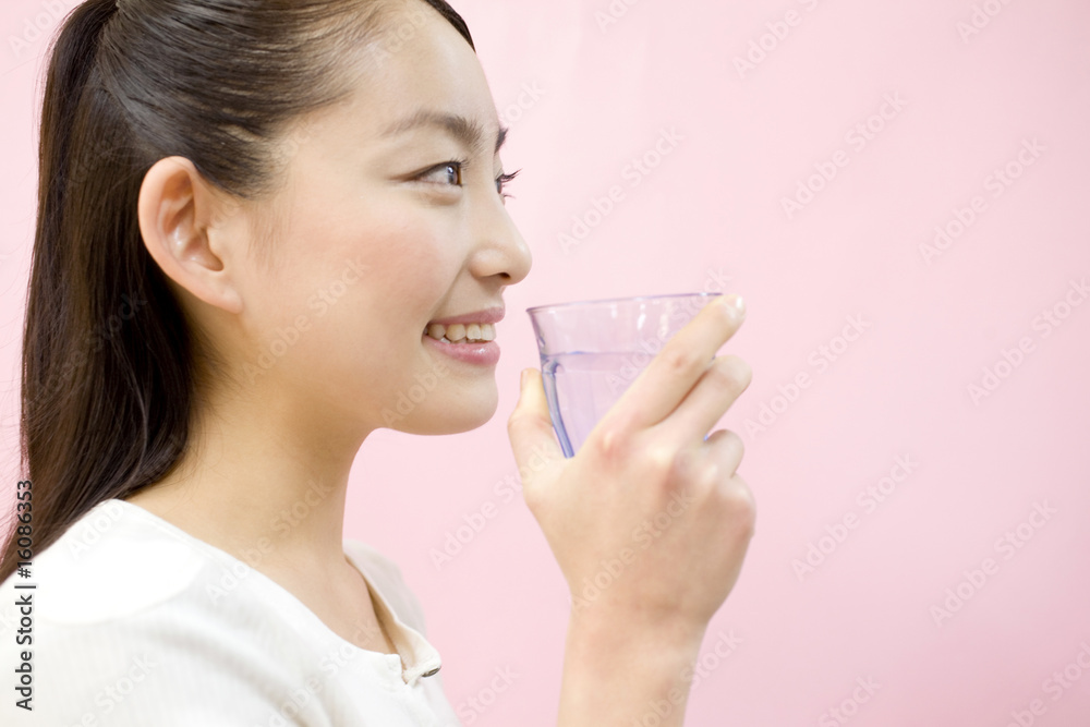 水を飲む女性