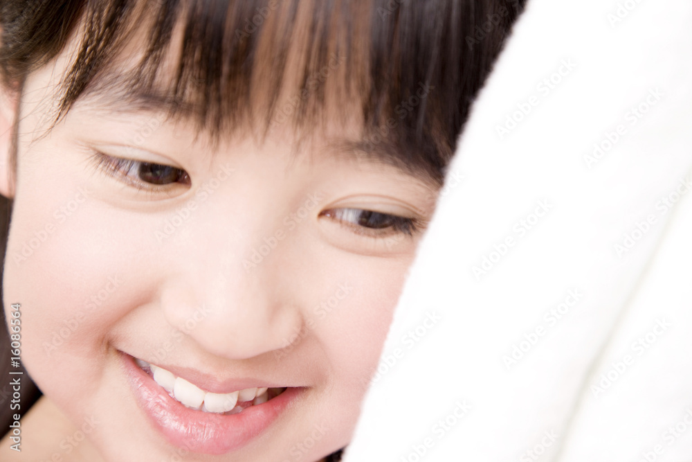 タオルに頬を寄せる子供