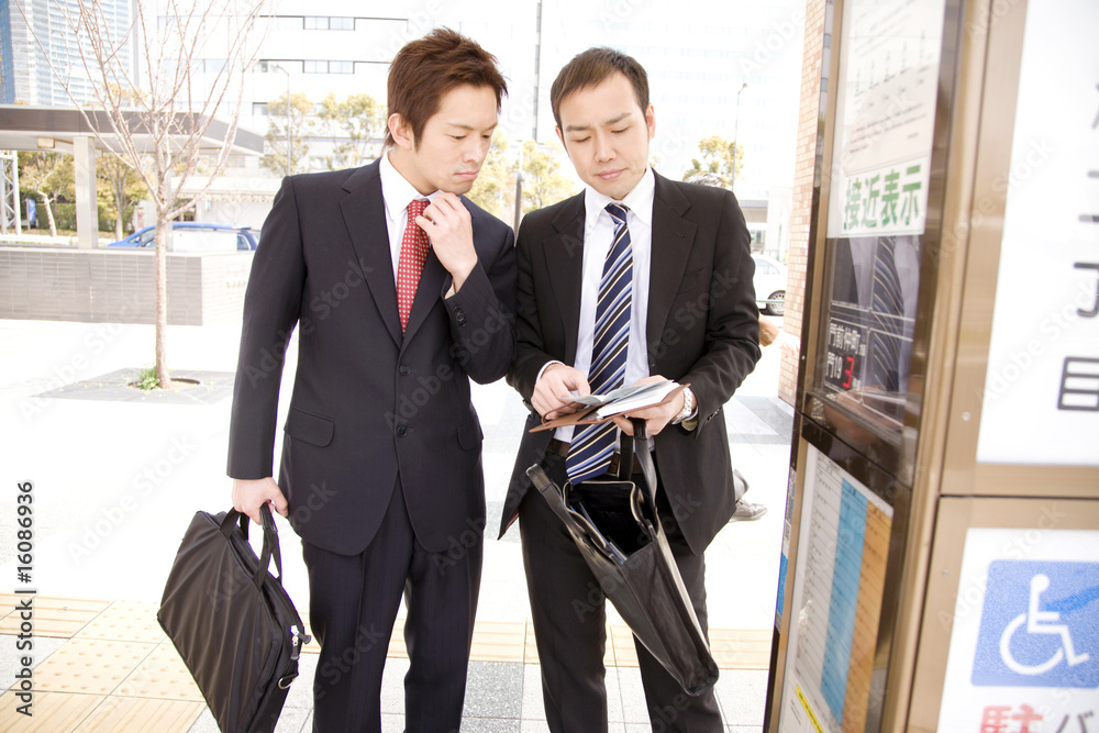 バスを待つ2人のビジネスマン バスを待つ2人のビジネスマン