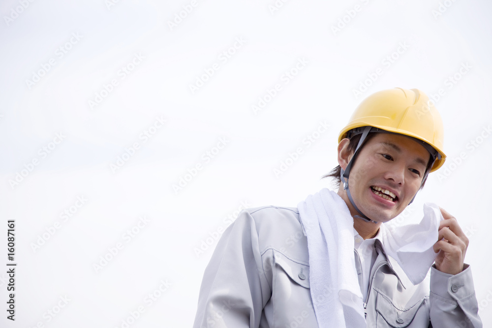 汗を拭く作業員 汗を拭く作業員