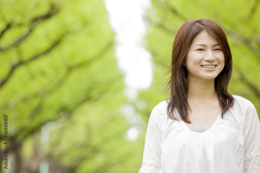 新緑の中に立つ女性 新緑の中に立つ女性
