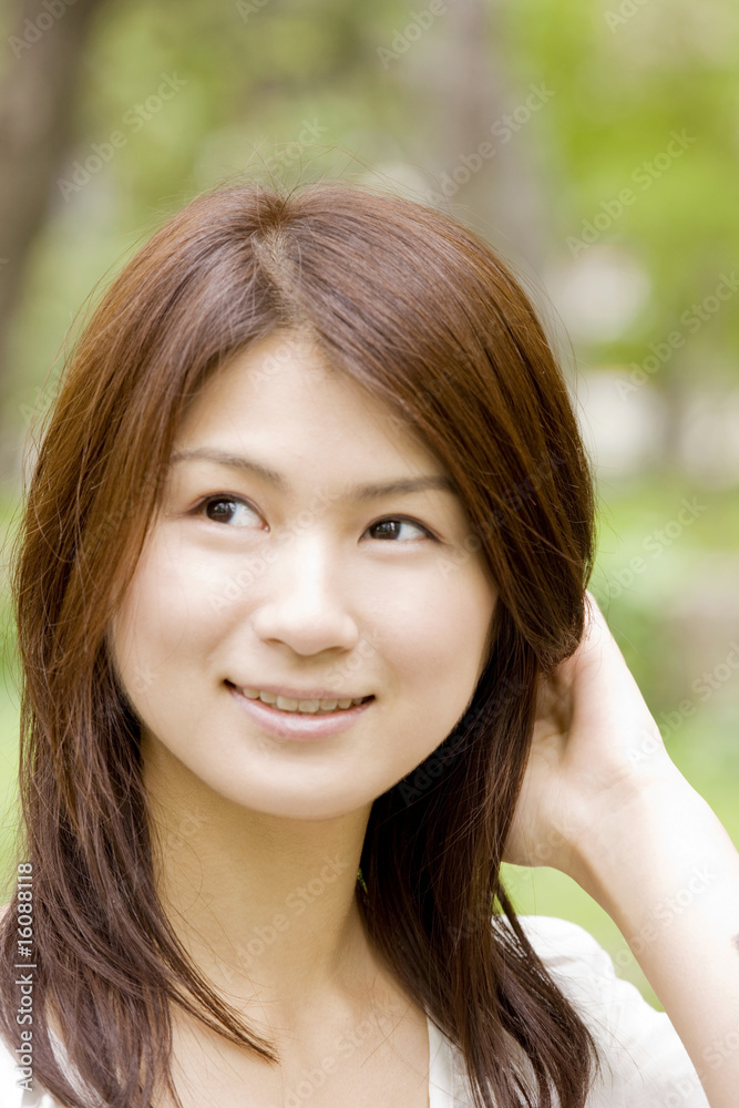髪を直す女性 髪を直す女性