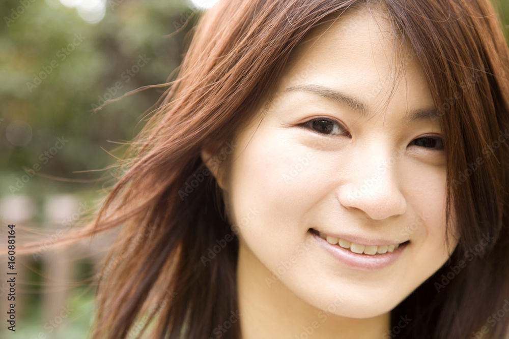 髪を靡かせている女性 髪を靡かせている女性
