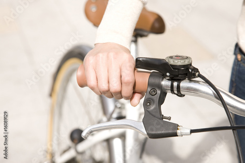 自転車のハンドルを握る手