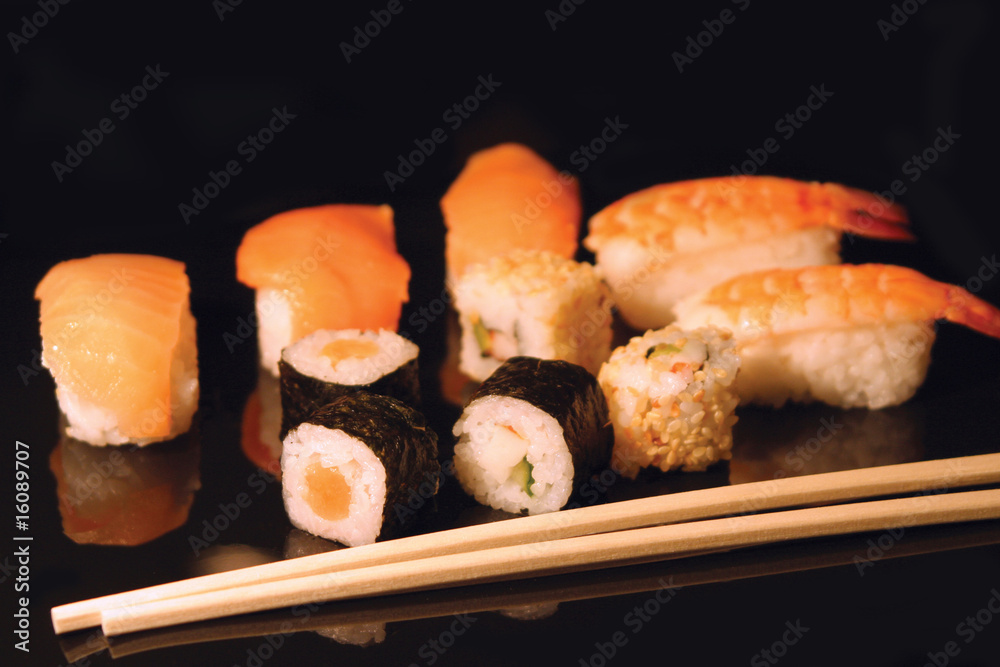 Sushi auf einer Platte mit Stäbchen Sushi auf einer Platte mit Stäbchen