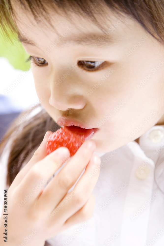 苺を食べる女の子