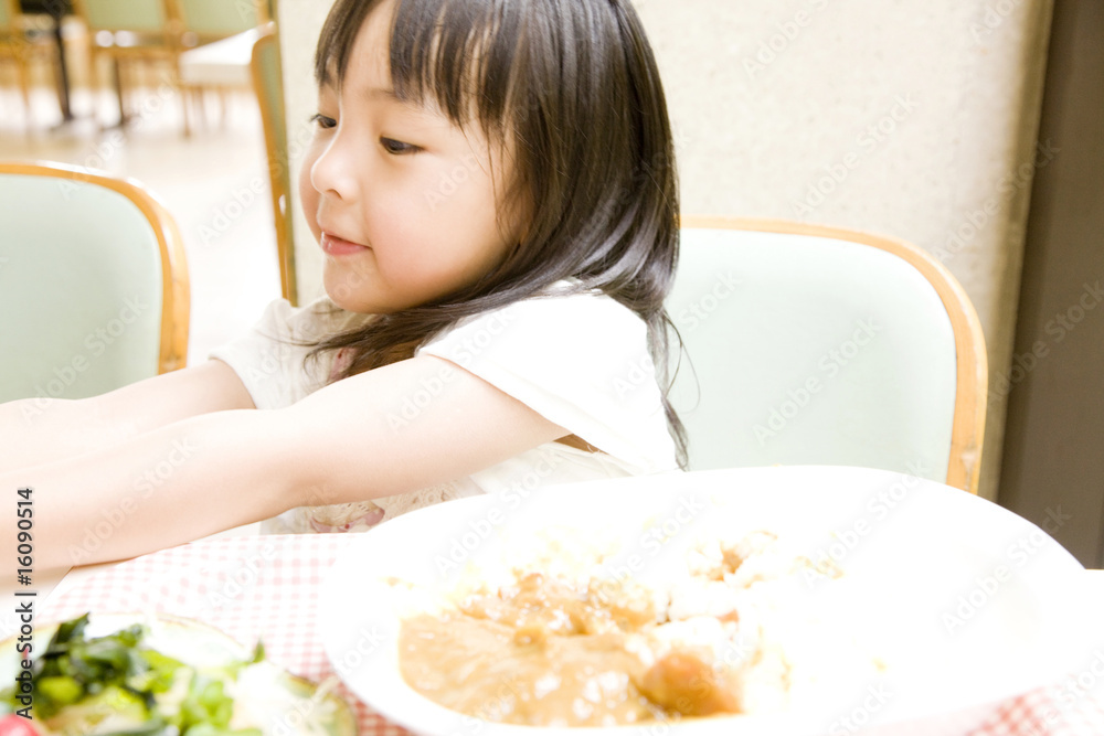 カレーライスを食べる女の子