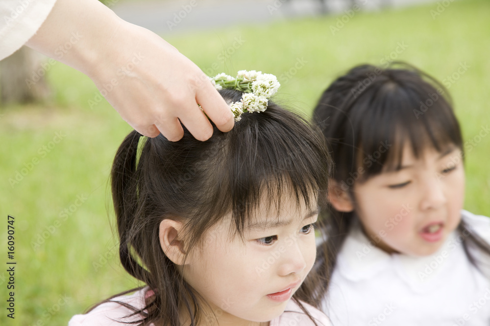 花冠を頭に添えられる女の子 Stock Photo Adobe Stock