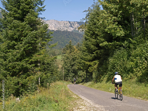 Cyclistes dans le jura, vue sur le Mont D'Or.