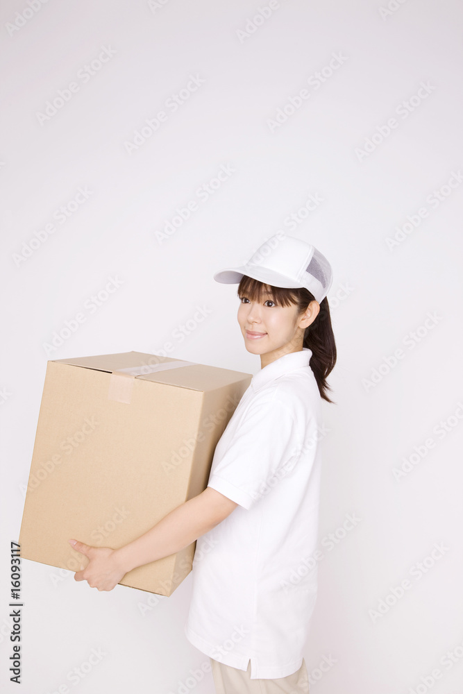 段ボールを運ぶ女性 段ボールを運ぶ女性