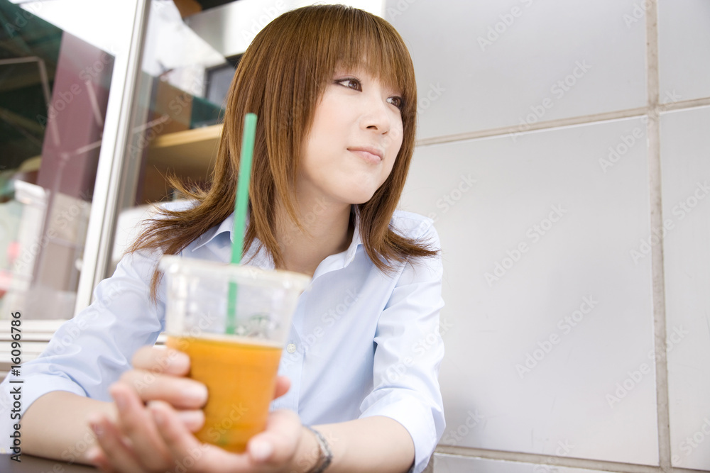カフェで休憩をする女性 カフェで休憩をする女性