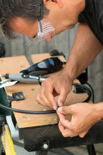 bricoleur vérifiant son travail