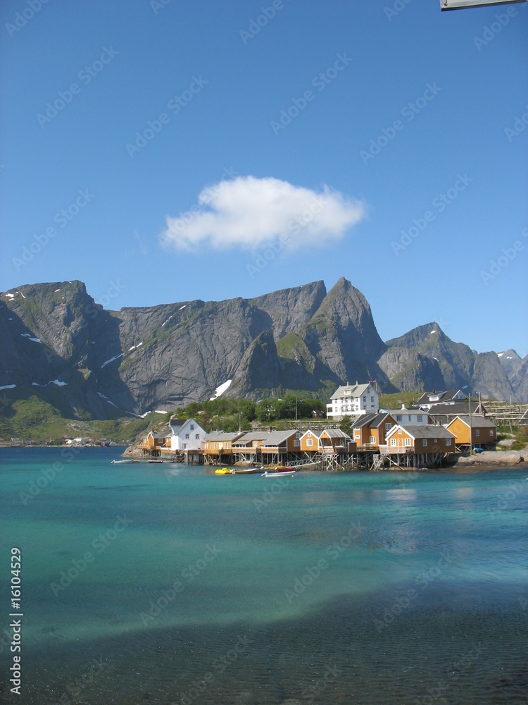 Obraz premium Cabanes jaunes et mer turquoise