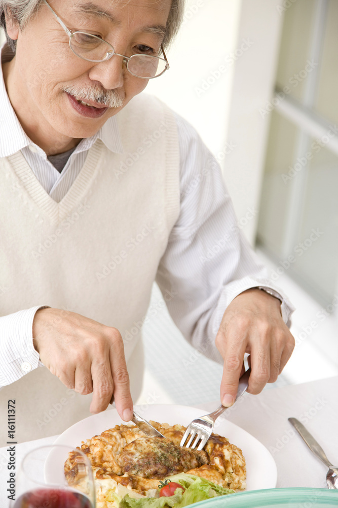 食事をする男性 스톡 사진 Adobe Stock