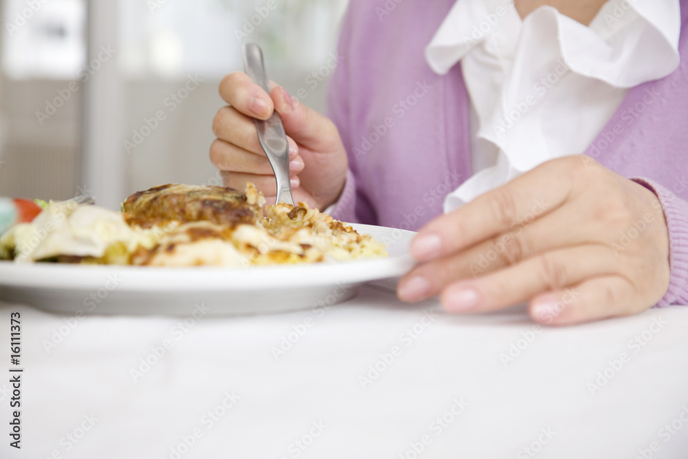 食事をする女性の手元