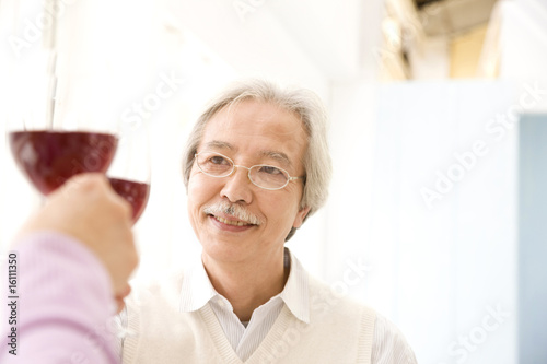 ワインでカンパイする男女 © Paylessimages