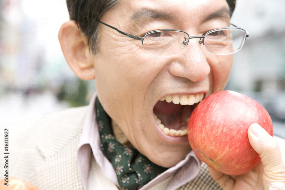りんごに齧りつく男性 Stock Photo Adobe Stock