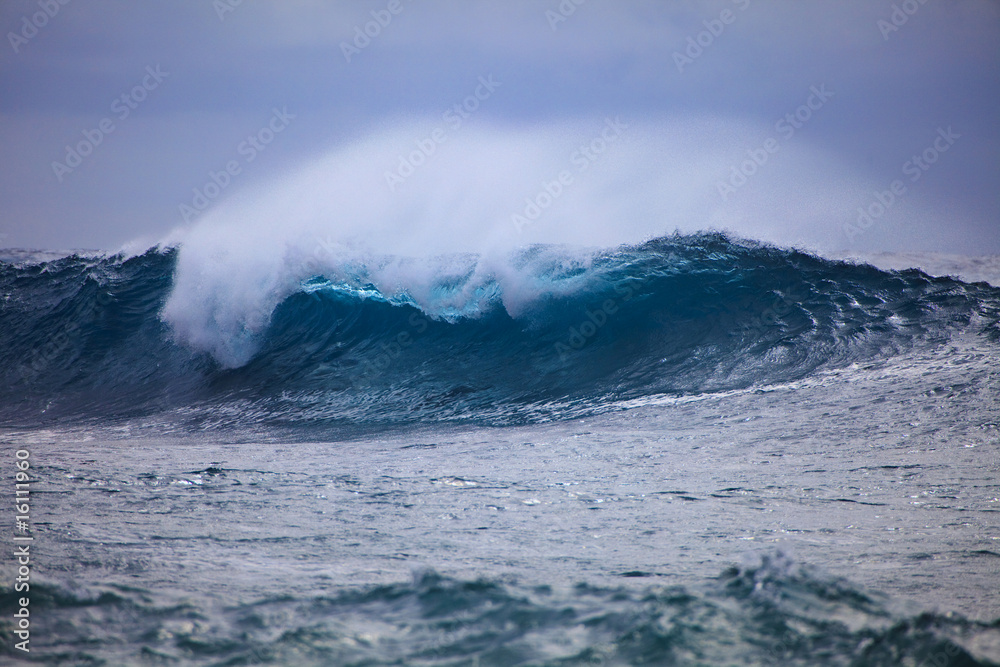 Naklejka premium storm surf surges against Oahu shore