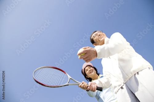 テニスをしている夫婦