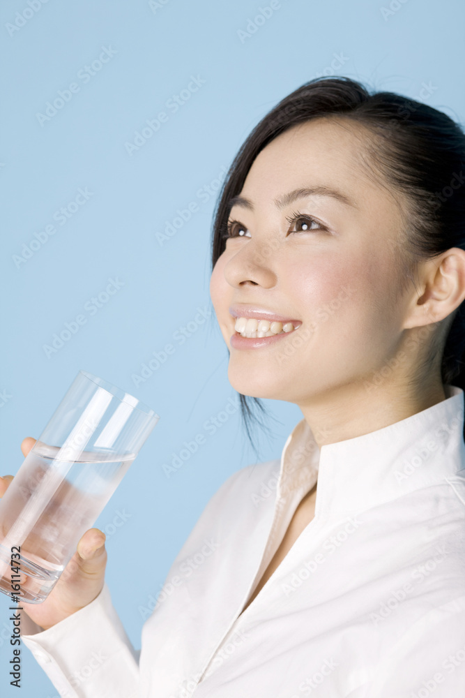 水を飲む女性