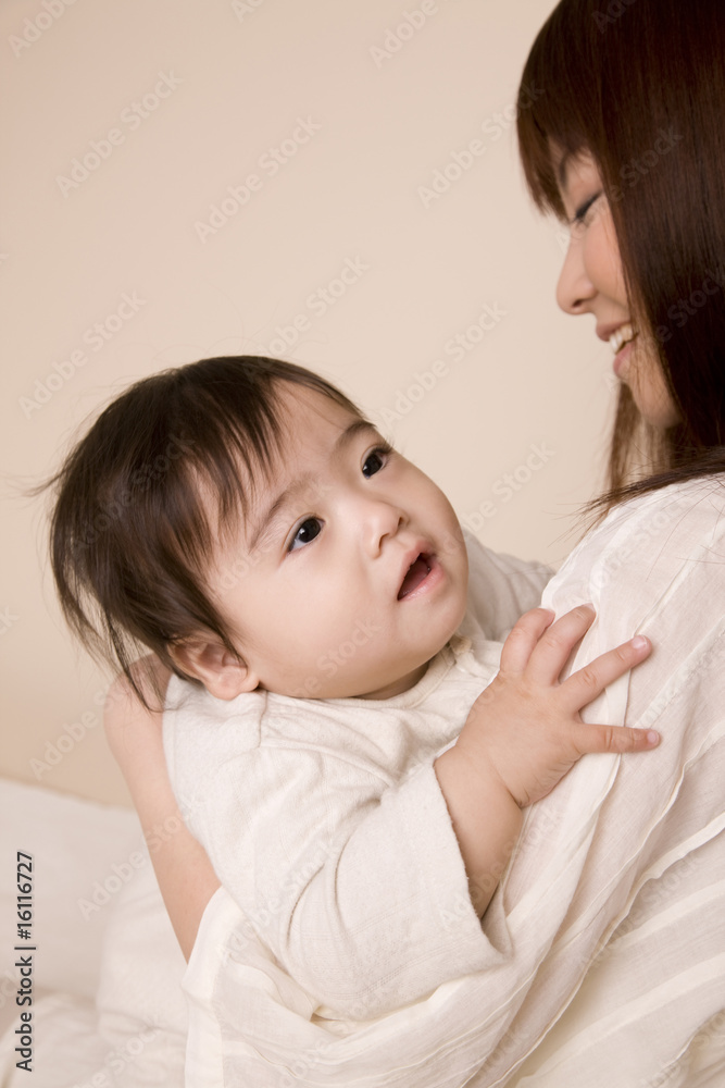 母親に抱かれている赤ちゃん 母親に抱かれている赤ちゃん
