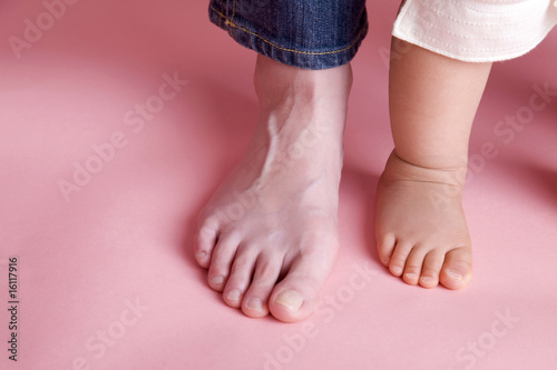 赤ちゃんの足と母親の足