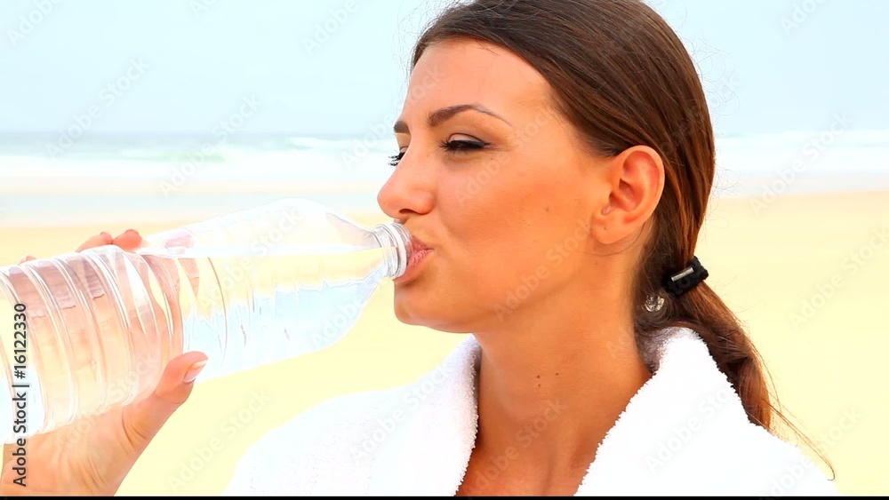 portrait de femme buvant de l'eau minérale