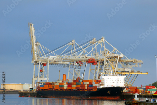 Un porte-containers    quai