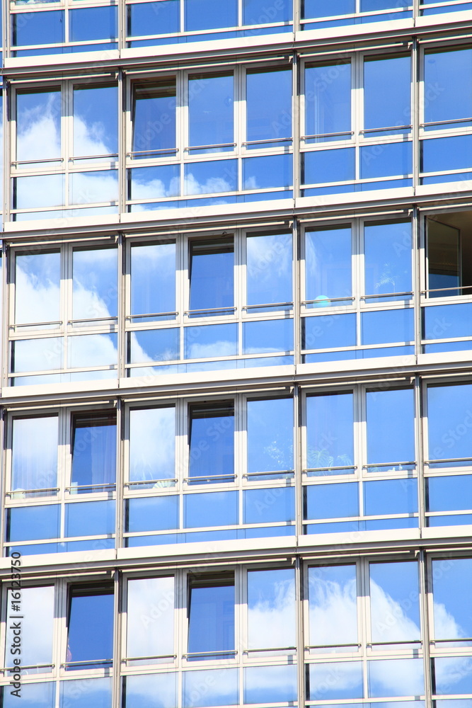 Fensterreihen, Glasbau Fassade Wolkenspiegelung