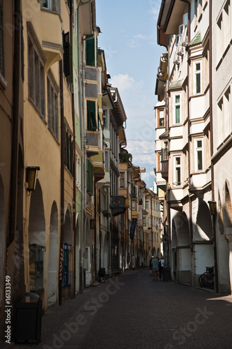 Laubengasse in der Altstadt von Bozen, alte Einkaufsstrasse © travelview