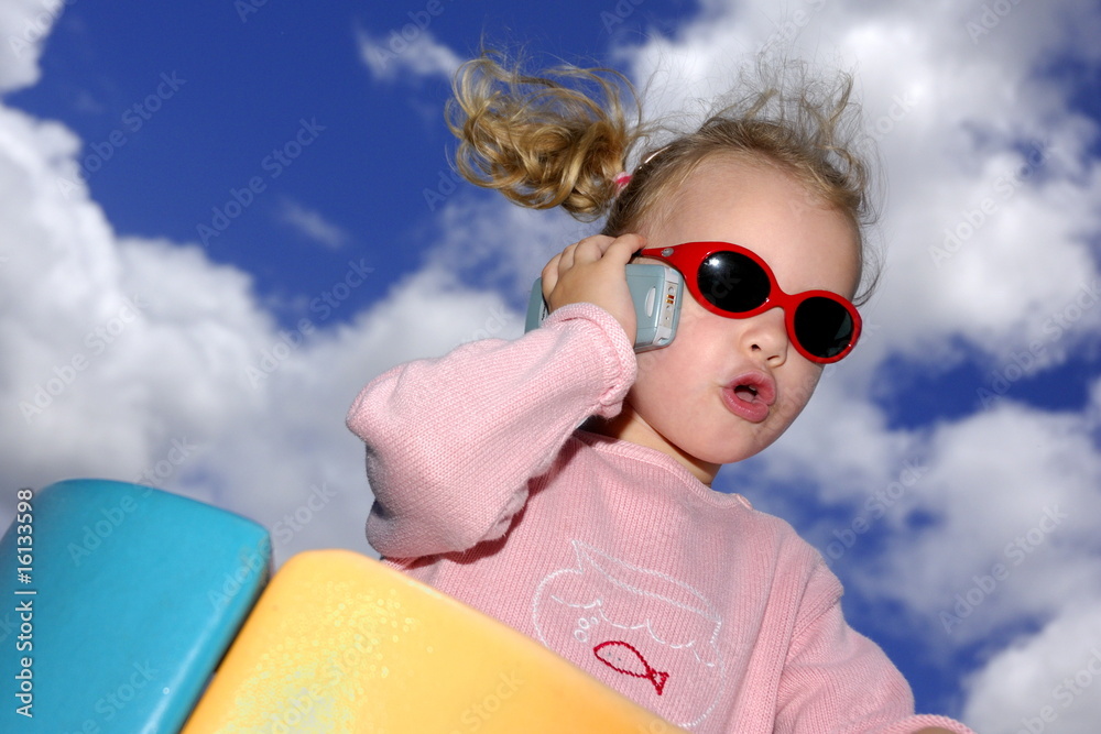 Photo Stock Bebe Avec Un Telephone Portable Adobe Stock