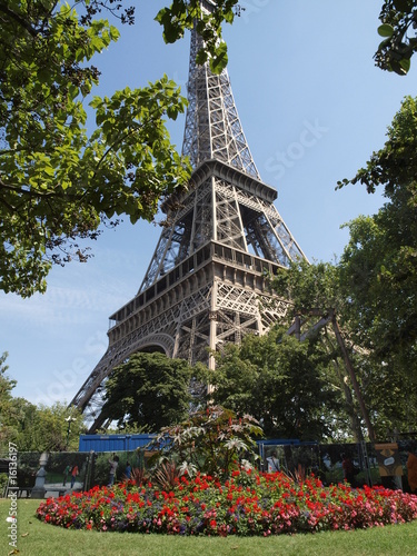 La Tour Eiffel con un jardín a sus pies