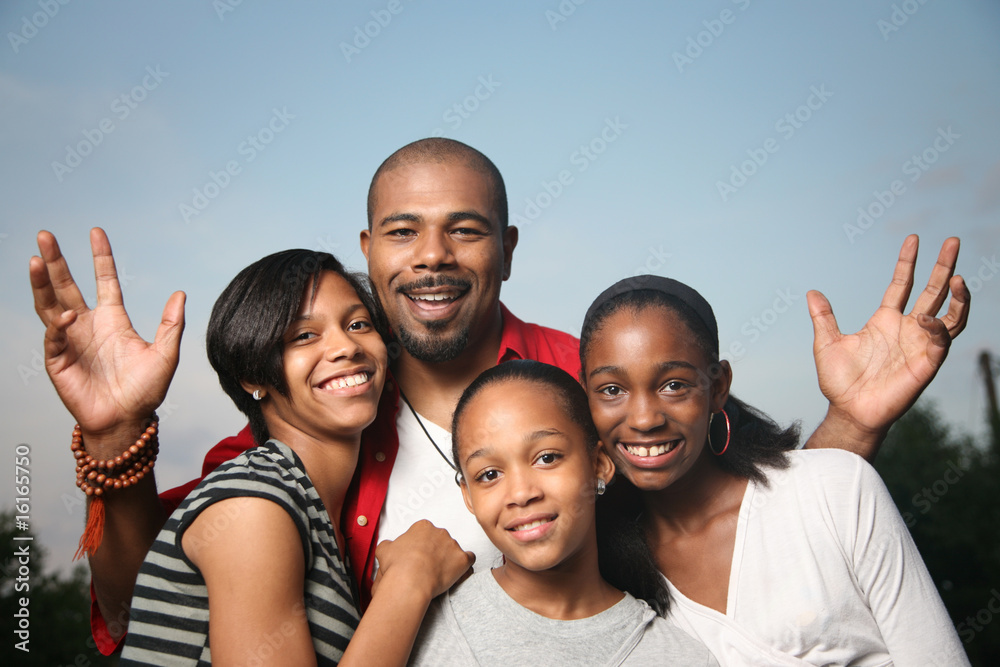Φωτογραφία Happy African American family, father with teenage daughters.