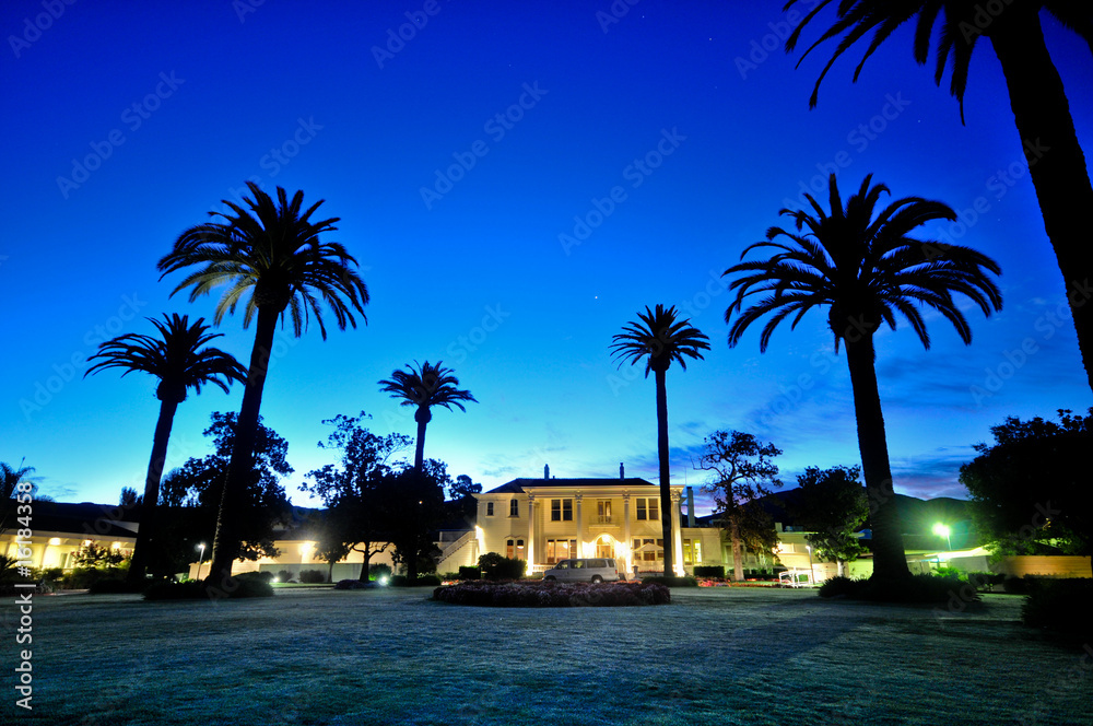 Obraz premium Majestic building with palm trees