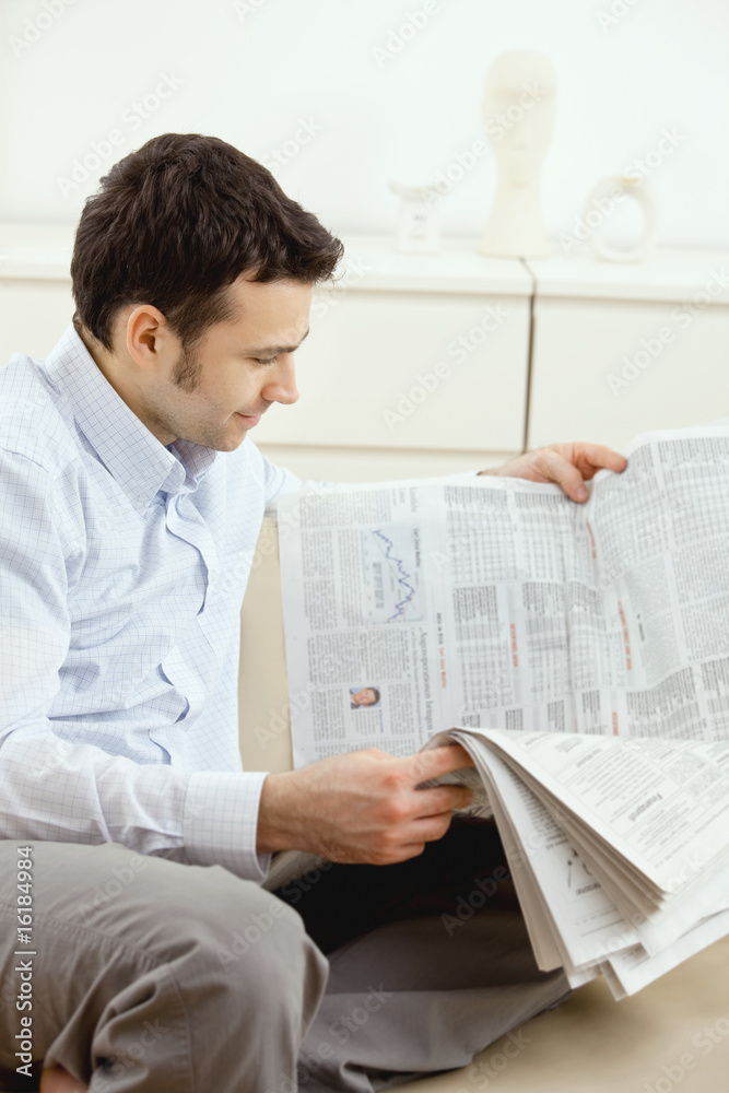 Obraz premium Man reading newspaper