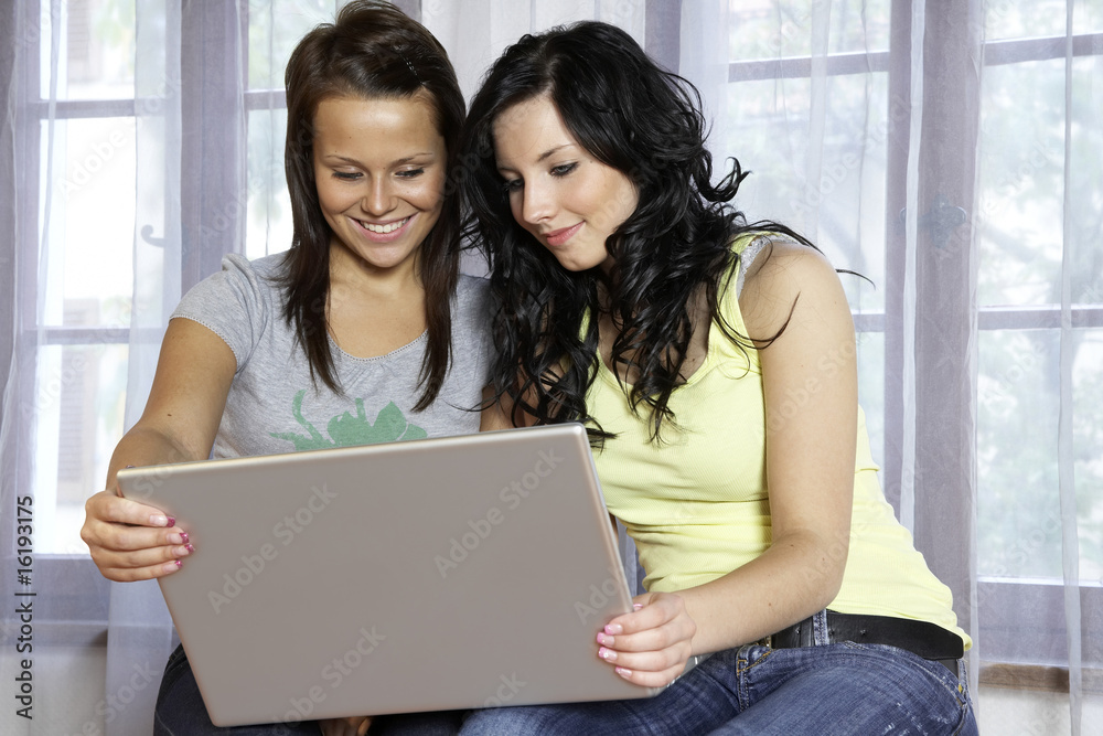 Teenager haben Spaß im Internet Teenager haben Spaß im Internet