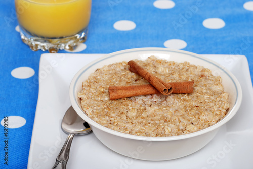 Fotografie cinnamon oatmeal with orange juice